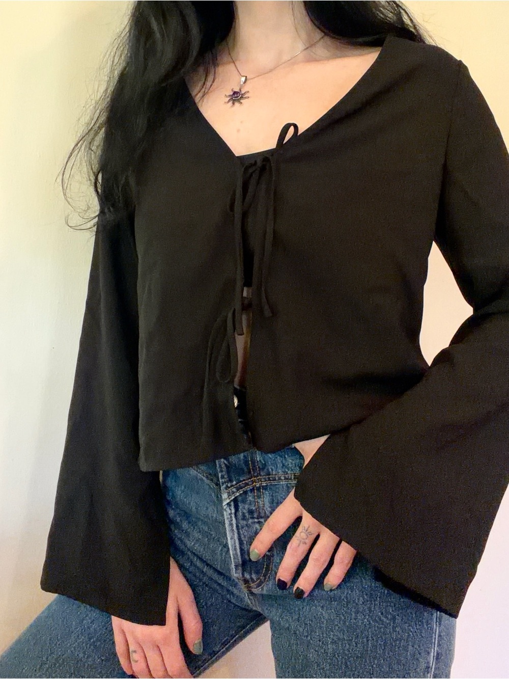 VETTA Black Tie-Front Long Sleeve Crop Top